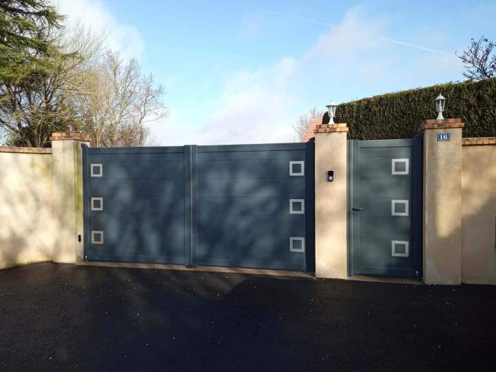 Installation de barrières d'entrée en aluminium Mamers